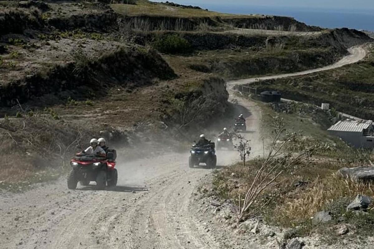 Un grupo de personas que viajan en motocicleta por un camino de tierra.