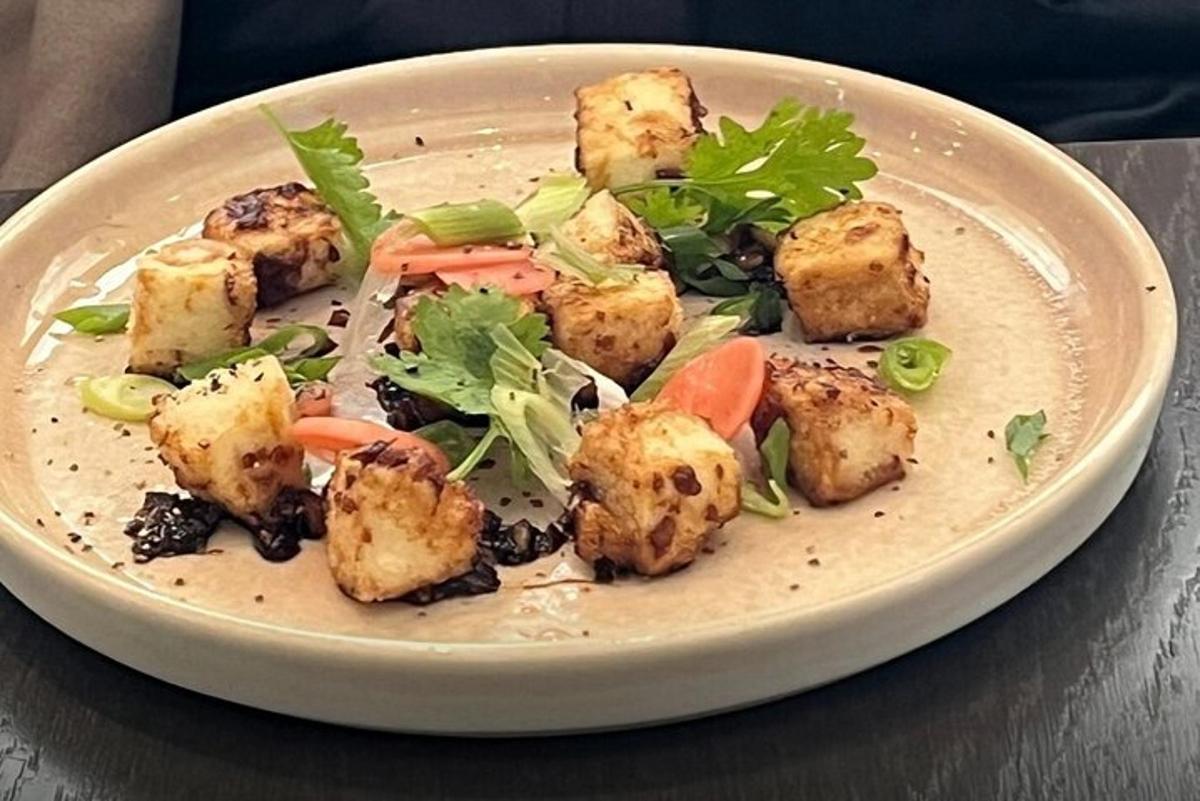 talíř jídla s tofu a zeleninou na stole