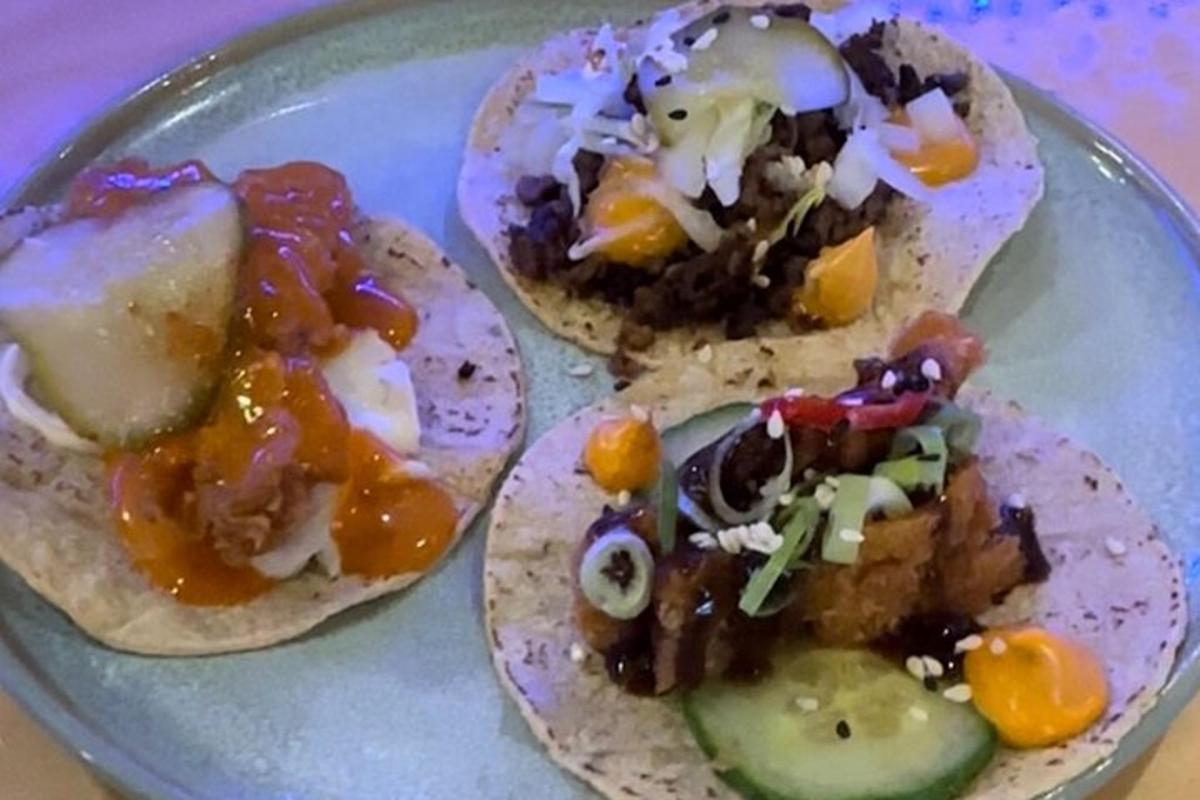 um prato de comida com tacos em uma mesa