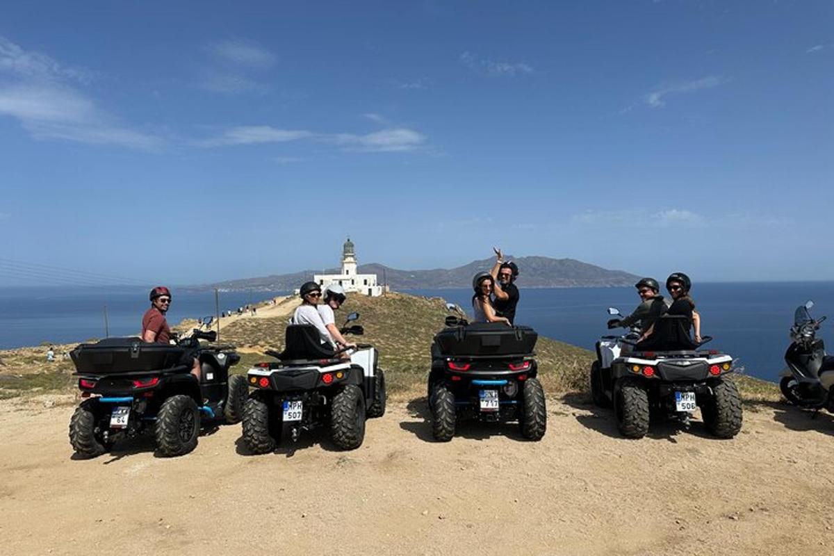 sekumpulan orang duduk di atv di atas bukit