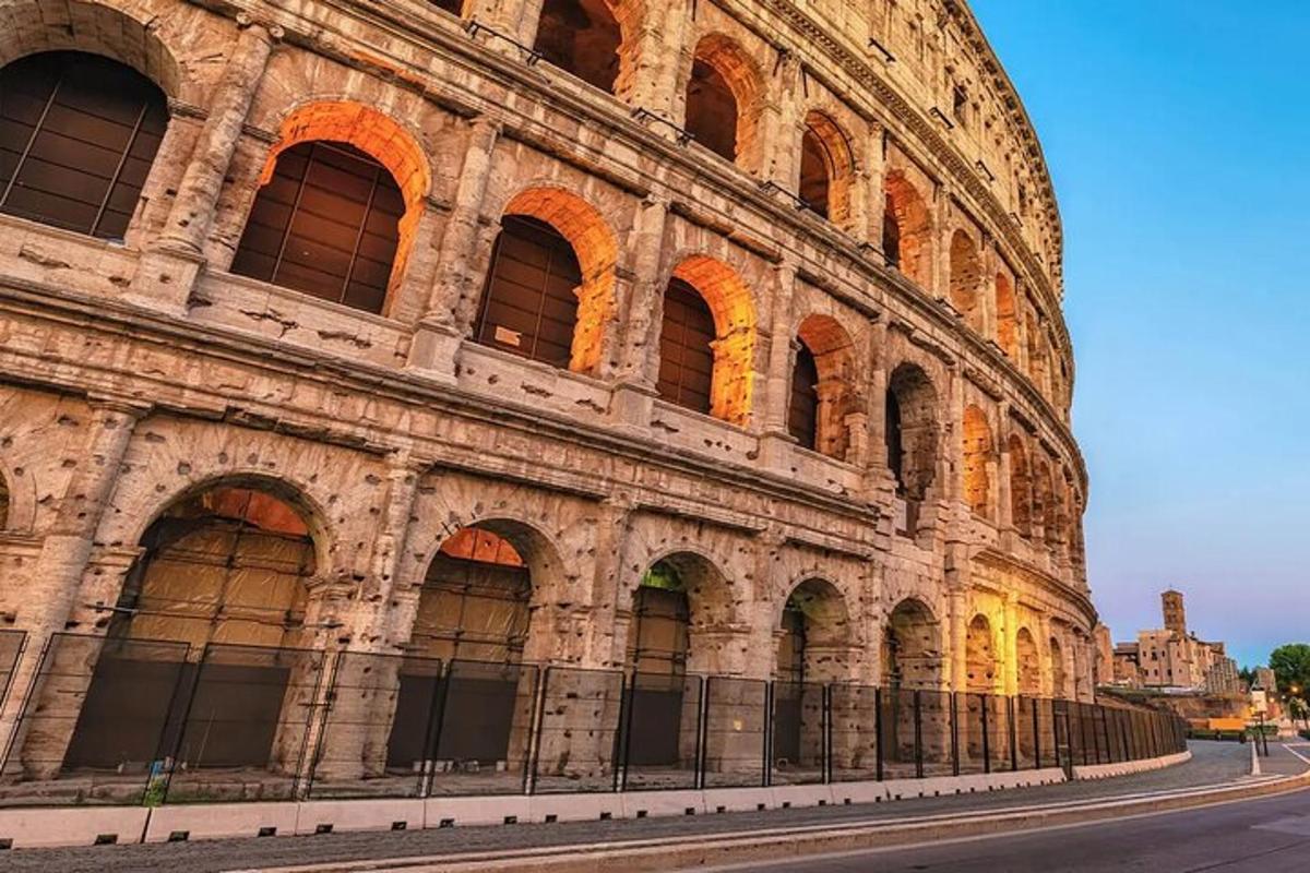 um grande edifício com arcos nas laterais
