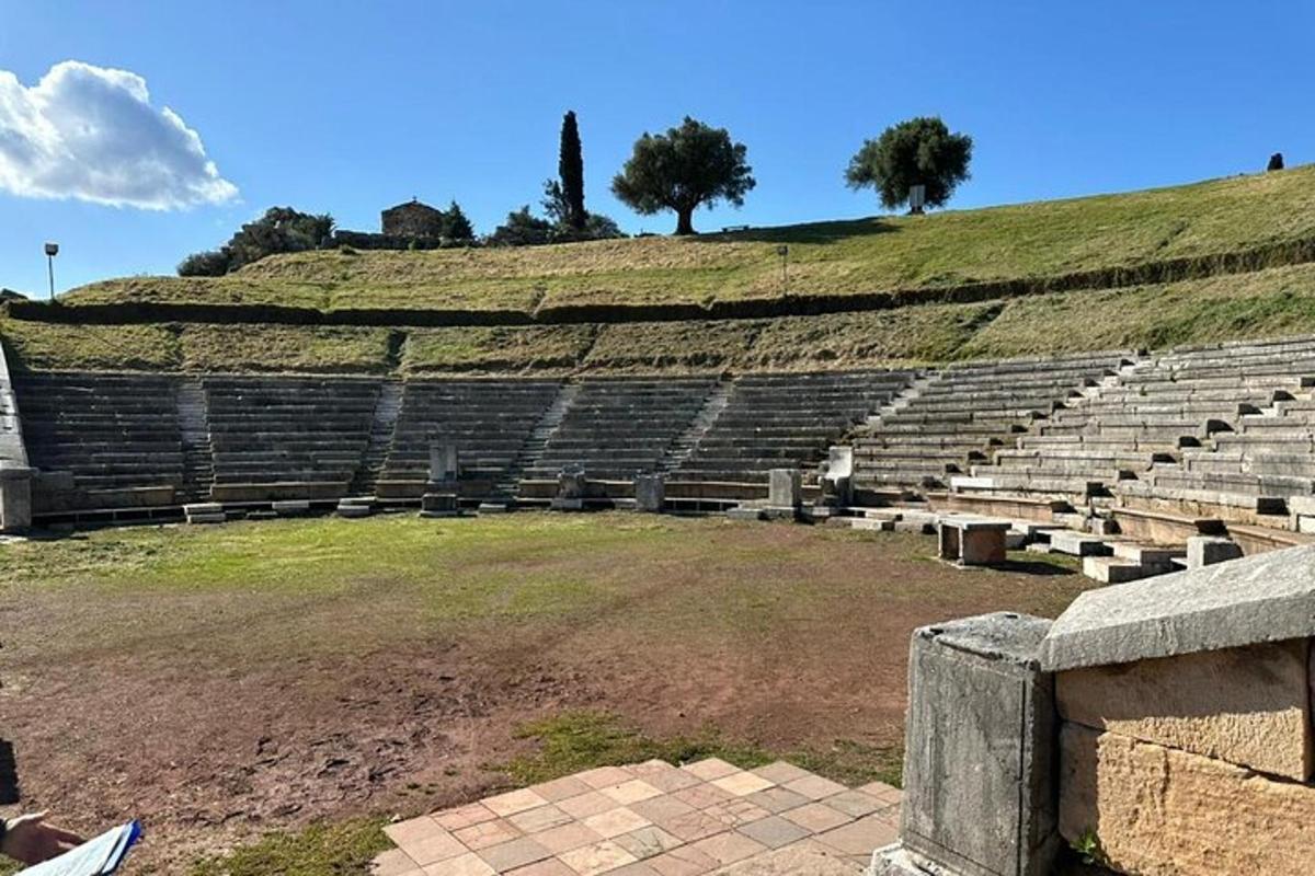 um anfiteatro vazio com uma colina ao fundo