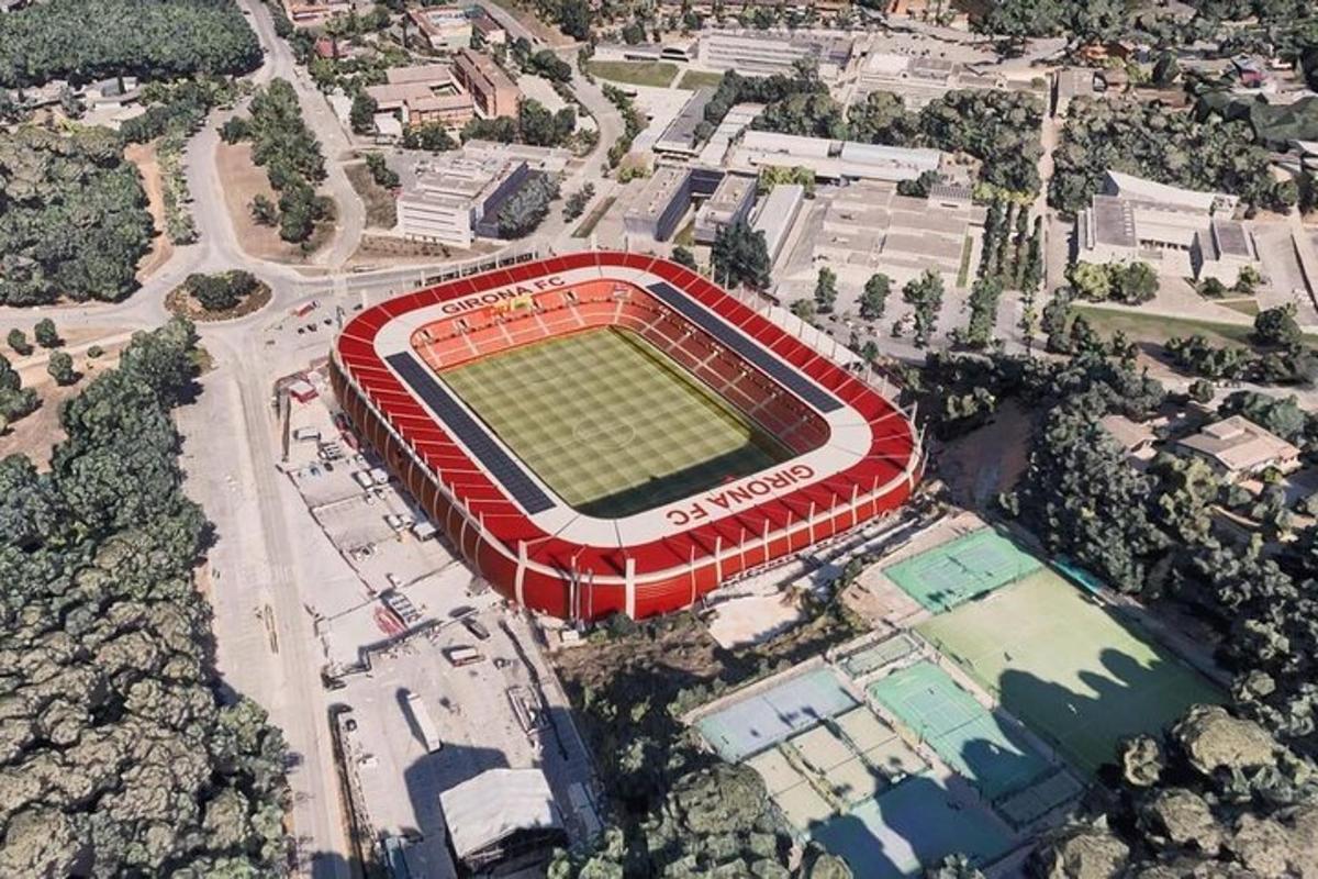 Letecký pohled na fotbalový stadion s hřištěm