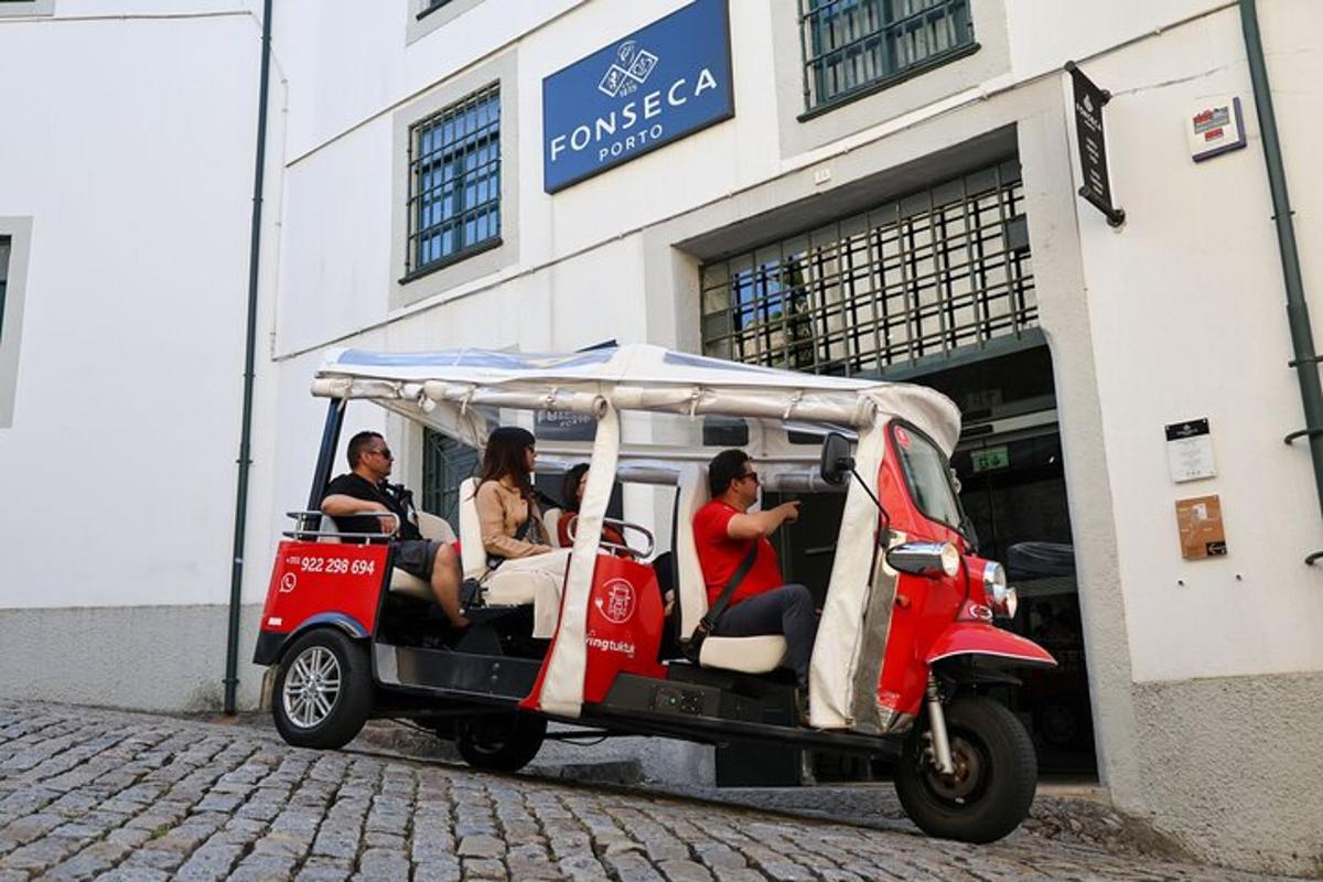un gruppo di persone a bordo di un golf cart