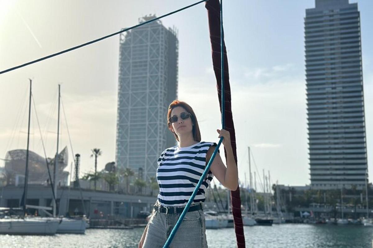una dona sosté una perxa en una barca