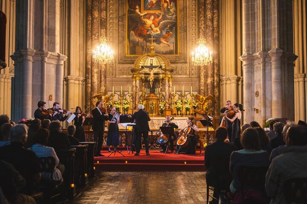 un gruppo di musicisti che suonano in una stanza con una folla