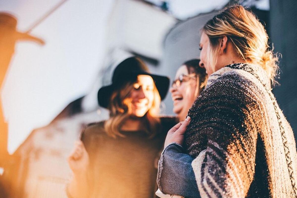un gruppo di donne in piedi una accanto all'altra