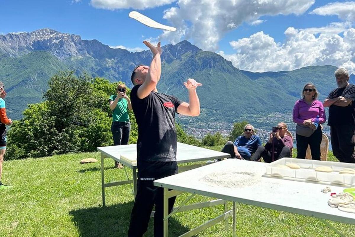 un uomo che gioca con un frisbee sopra un tavolo
