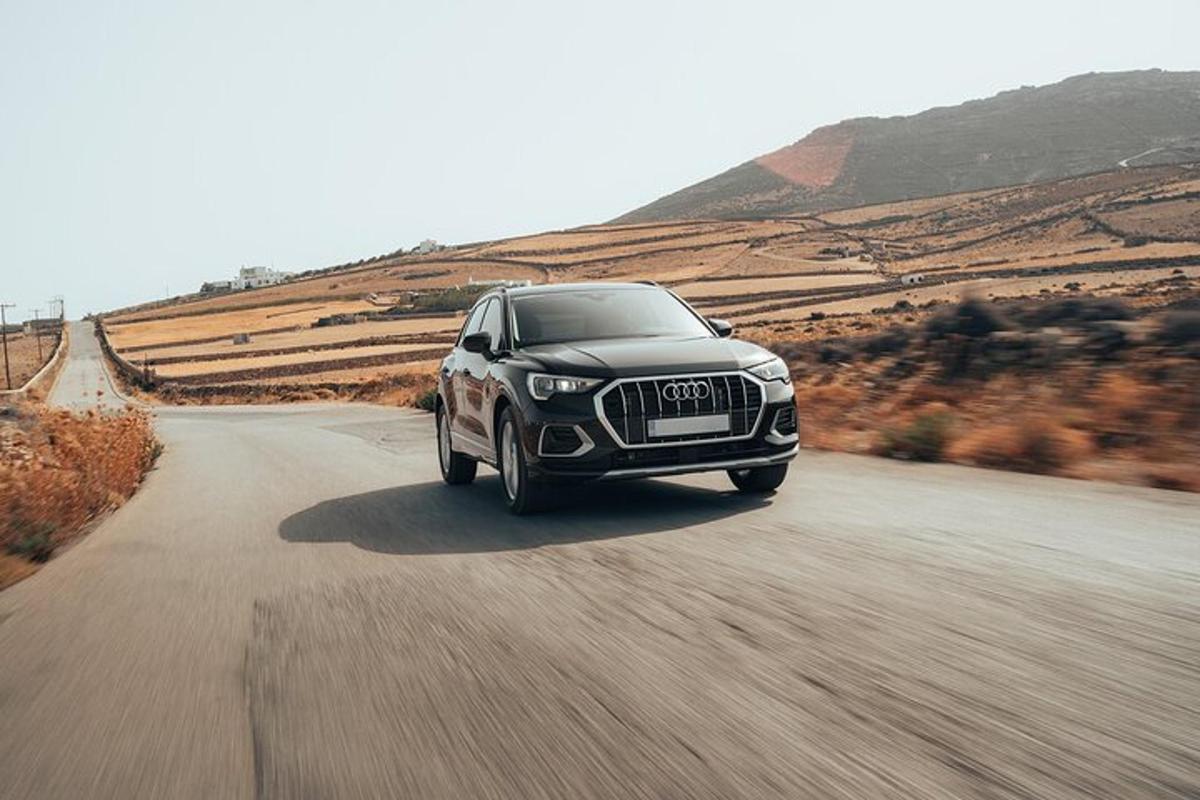 egy fekete Audi önéletrajzi könyv halad végig az úton