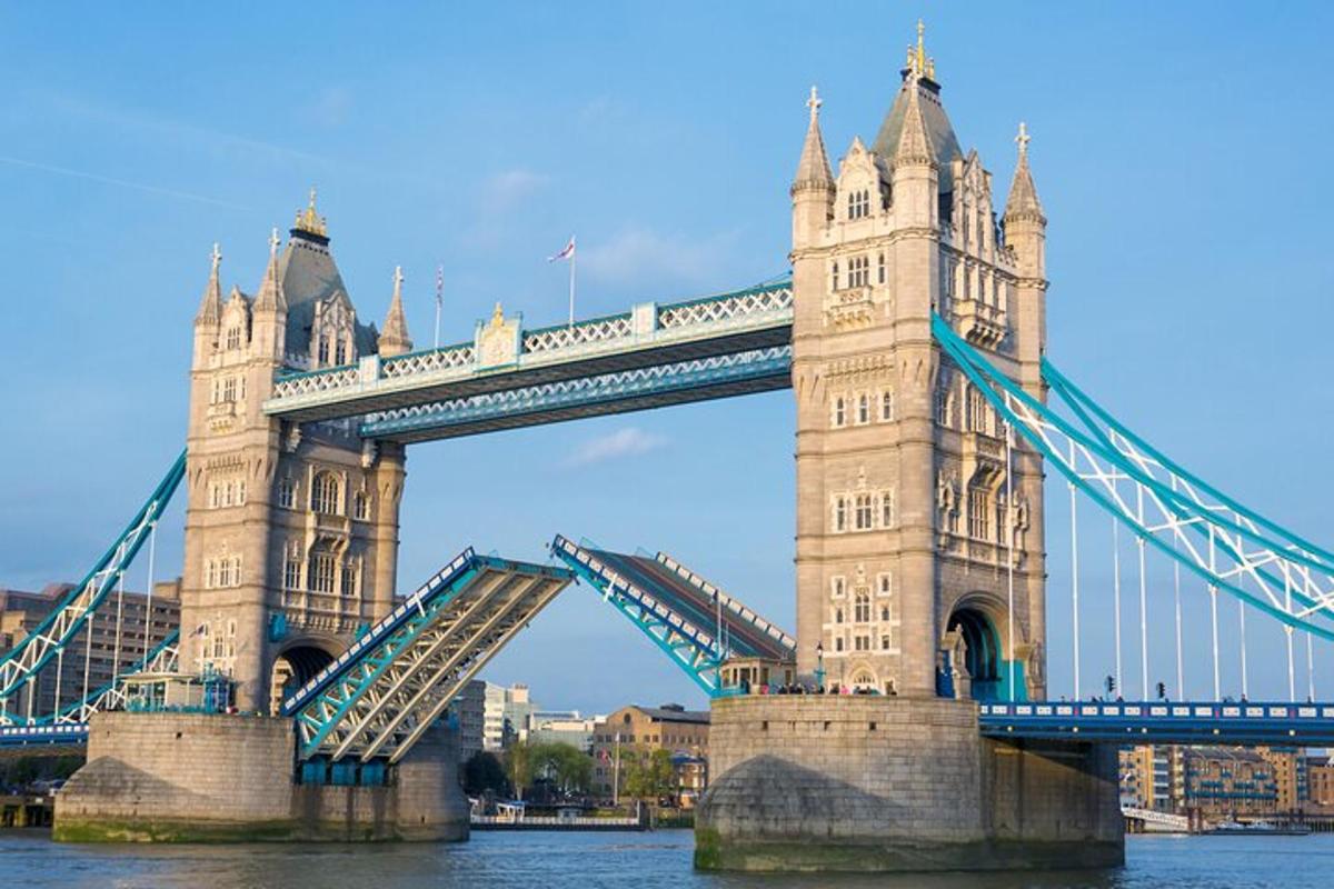 un pont penjant sobre l'aigua a Londres