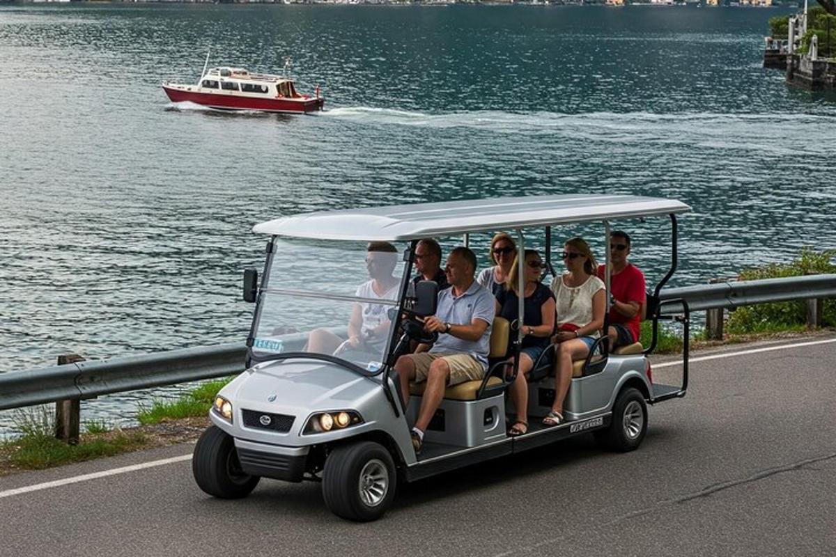 hópur fólks á golfbíl á veginum