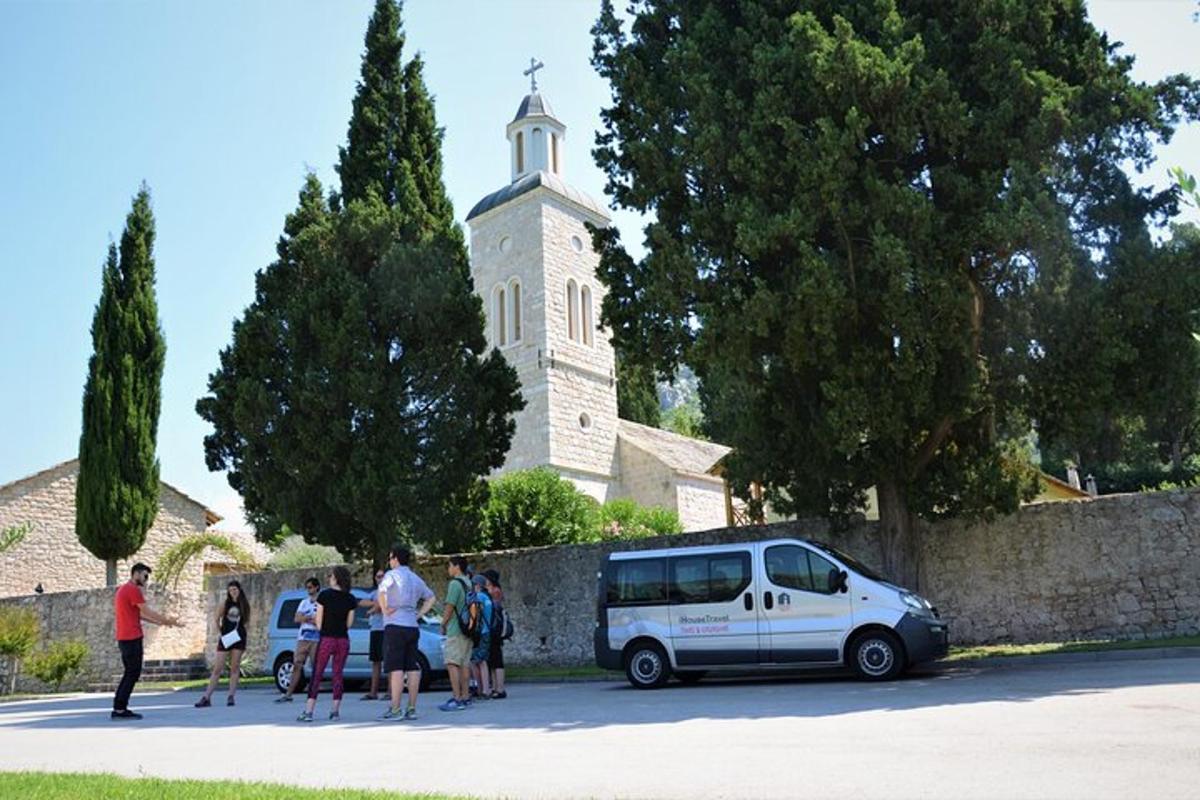 skupina lidí stojících kolem dodávky před kostelem