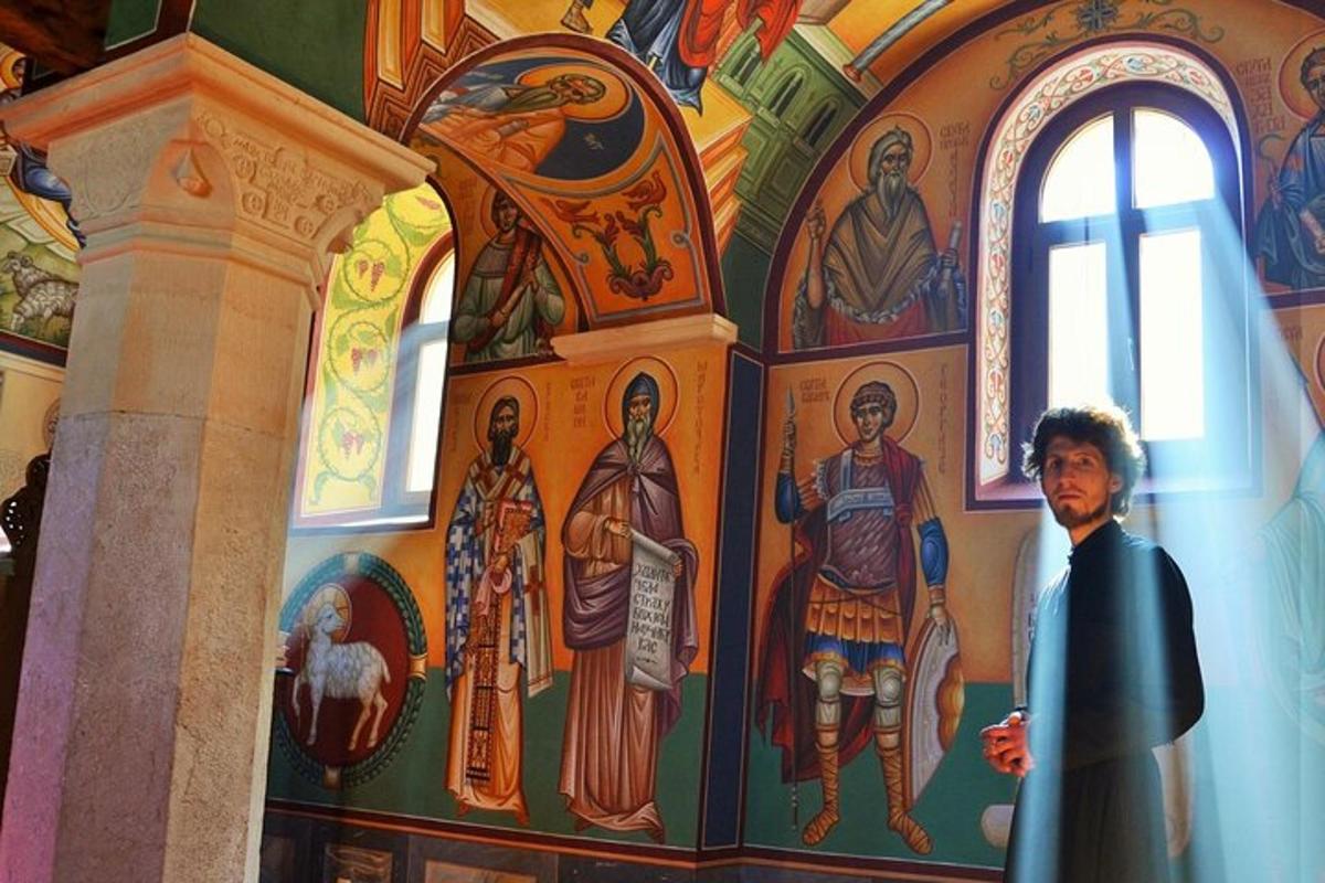Ein Mann steht in einer Kirche mit Gemälden an der Wand