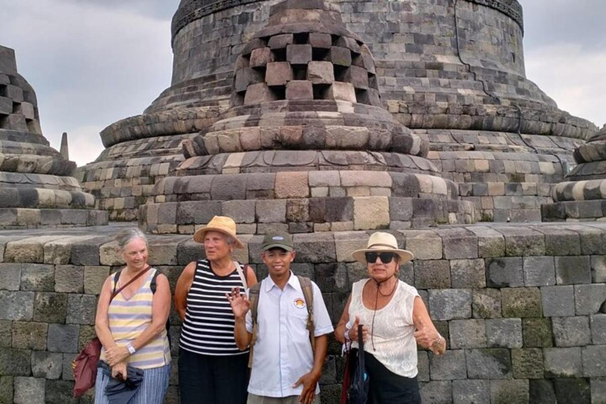 grupp inimesi, kes seisavad kivimüüri ees
