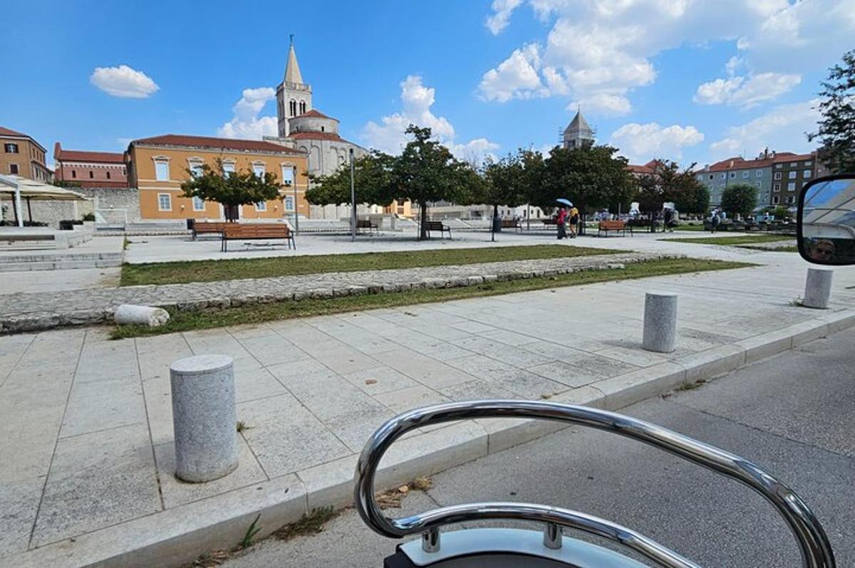 kolo zaparkované na kraji městské ulice