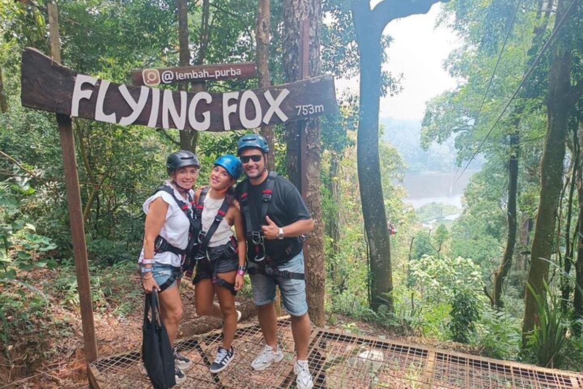 três pessoas em pé em frente a uma placa de caminhada com uma raposa