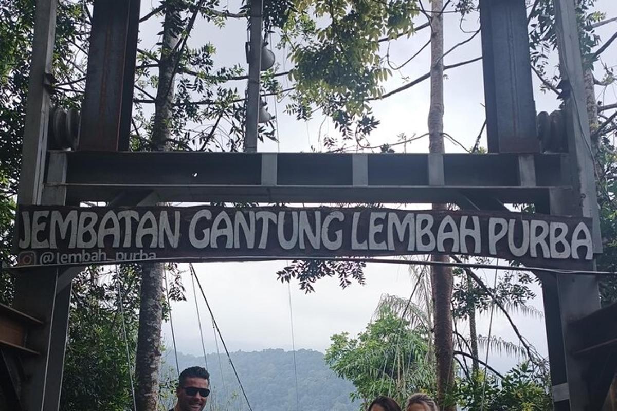 μια πινακίδα που γράφει Kyrkan camping επαρχία lembang