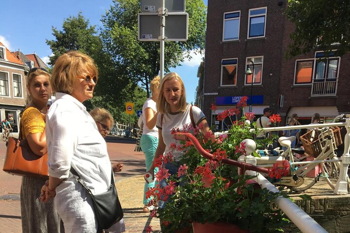grupp naisi seisab lilledega jalgratta kõrval
