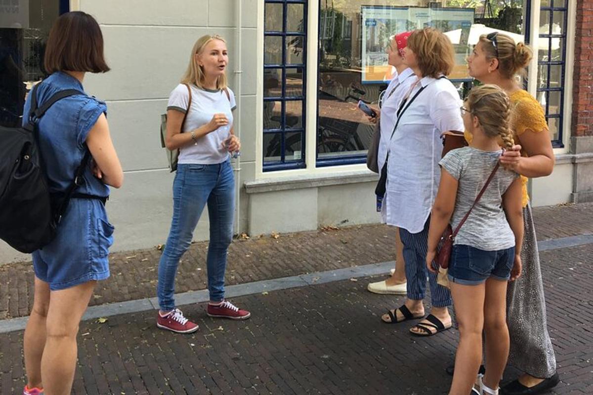 un grup de fete care stau pe trotuar și vorbesc