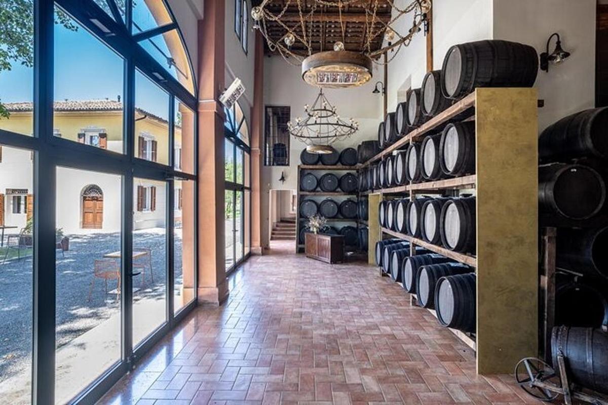 Una bodega con un montón de barriles de vino