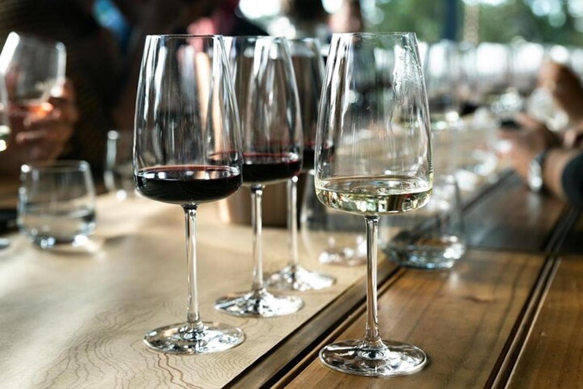 una fila di bicchieri da vino appoggiati su un tavolo