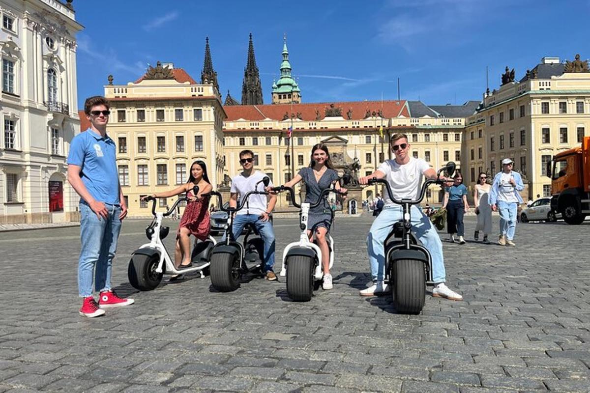 egy csoport ember segwayeken utazik egy városban