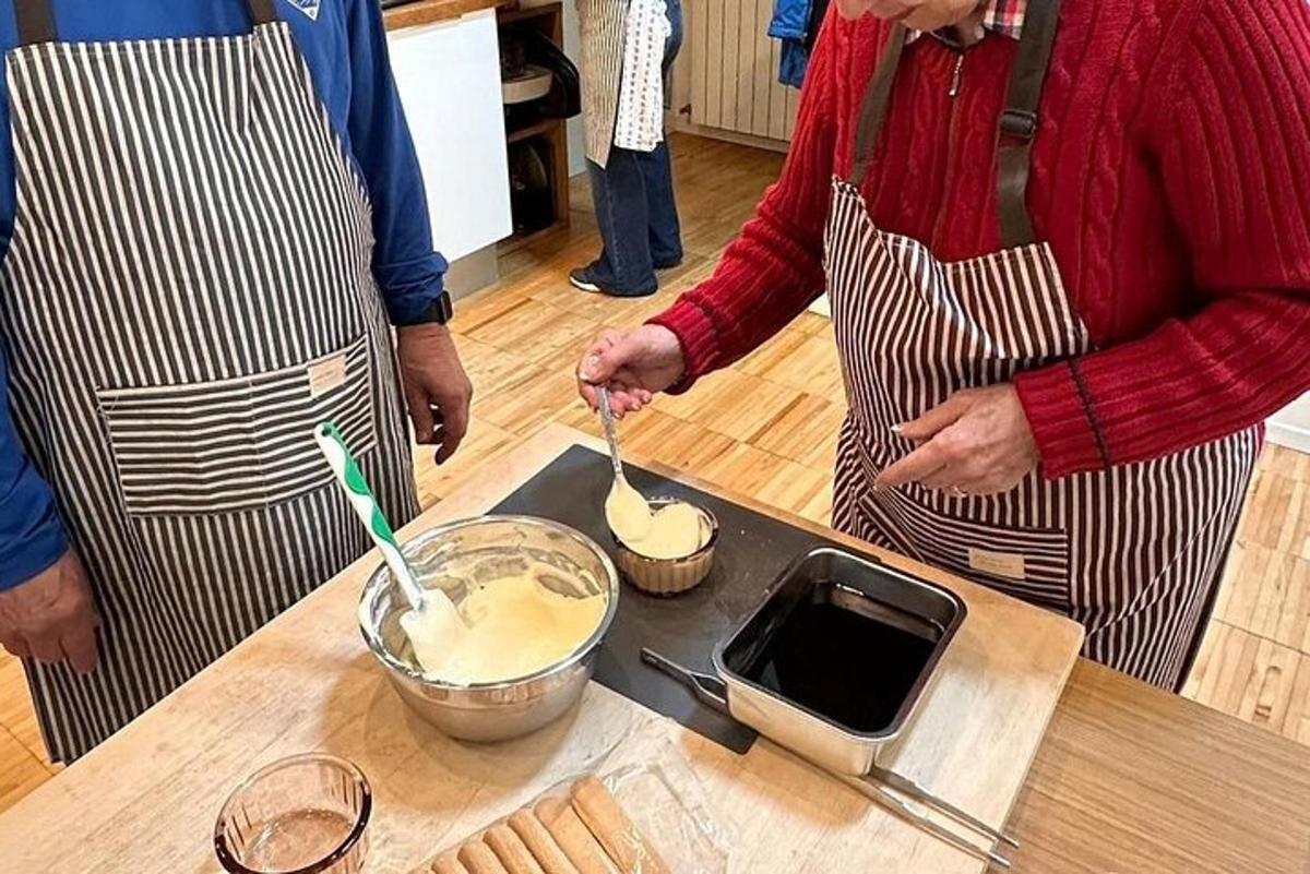 Una mujer parada en una cocina preparando comida.
