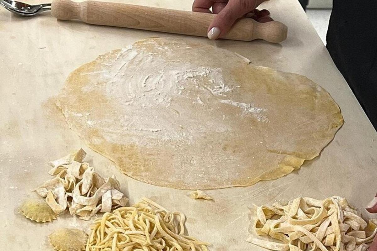 inimene teeb laual koostisosadega tortillat