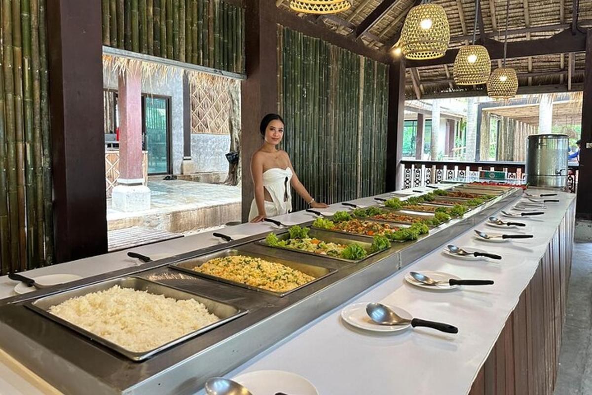 uma mulher em pé atrás de uma fila de comida no bufê