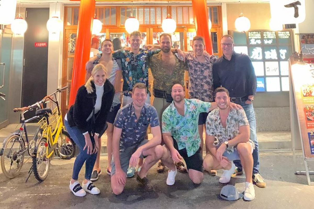 un gruppo di persone che posano per una foto