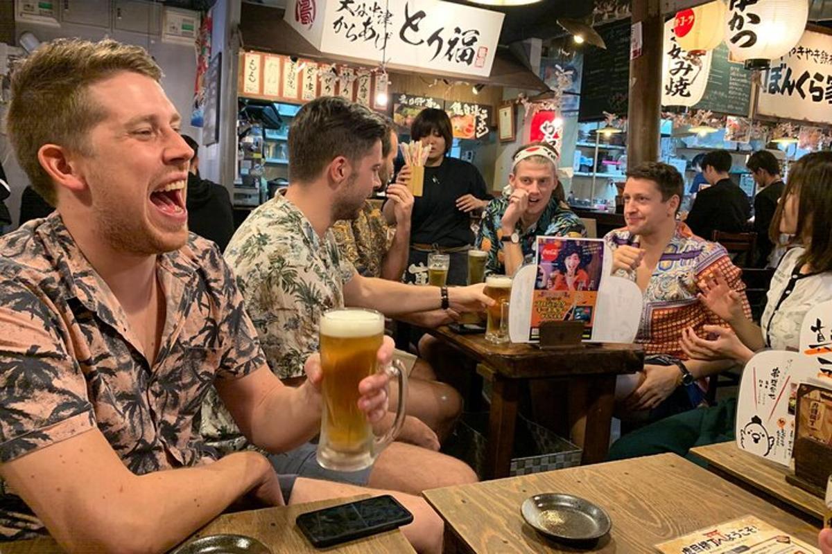 un gruppo di persone sedute in un bar a bere birra