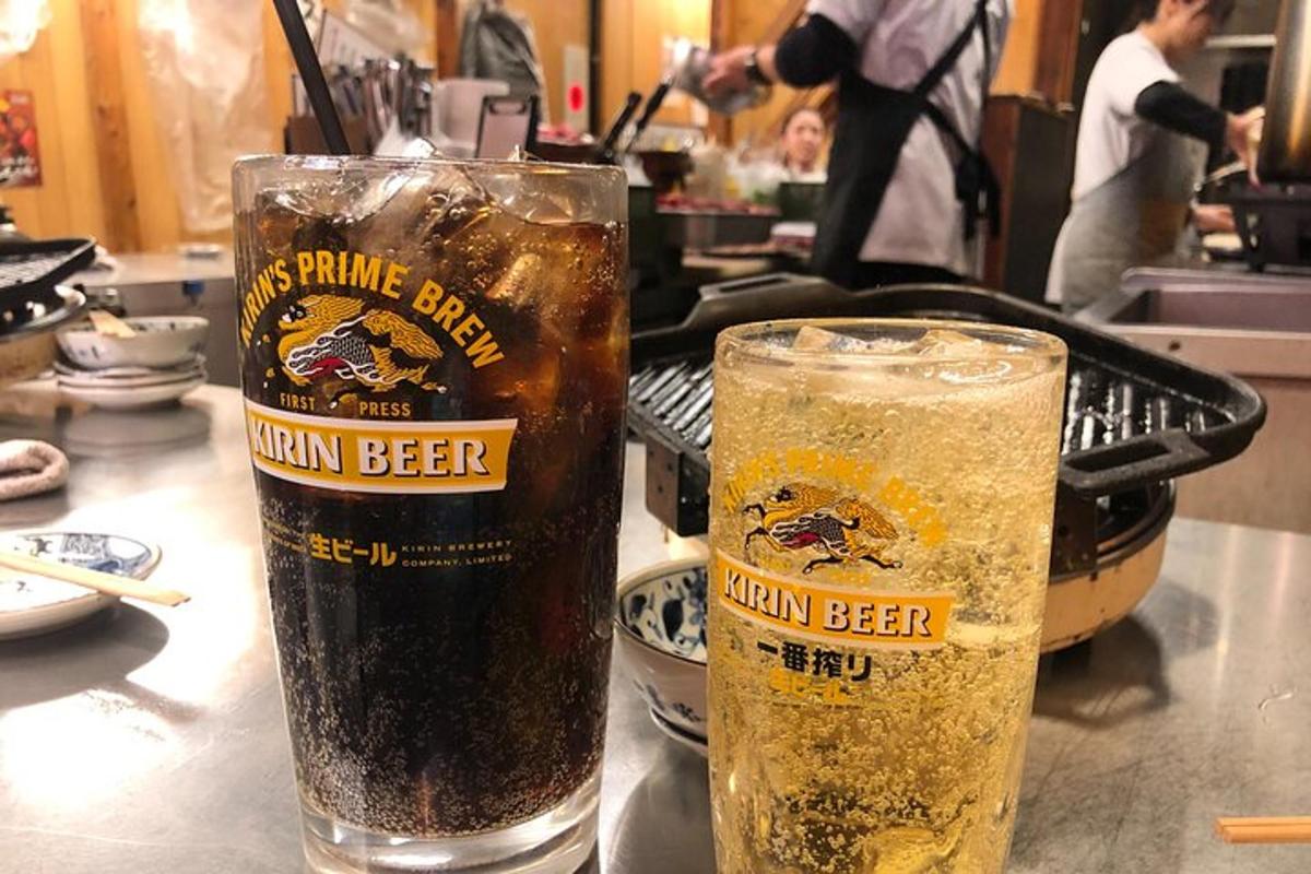 dos gots de cervesa asseguts sobre una taula