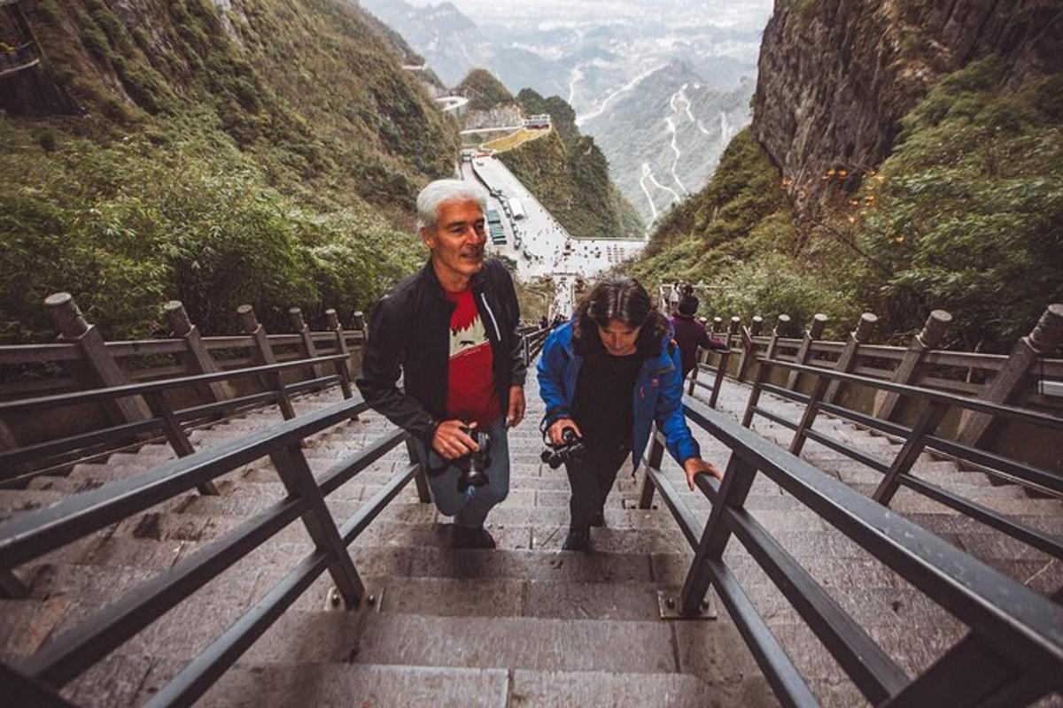 一名男子和一名女子走下山上的楼梯