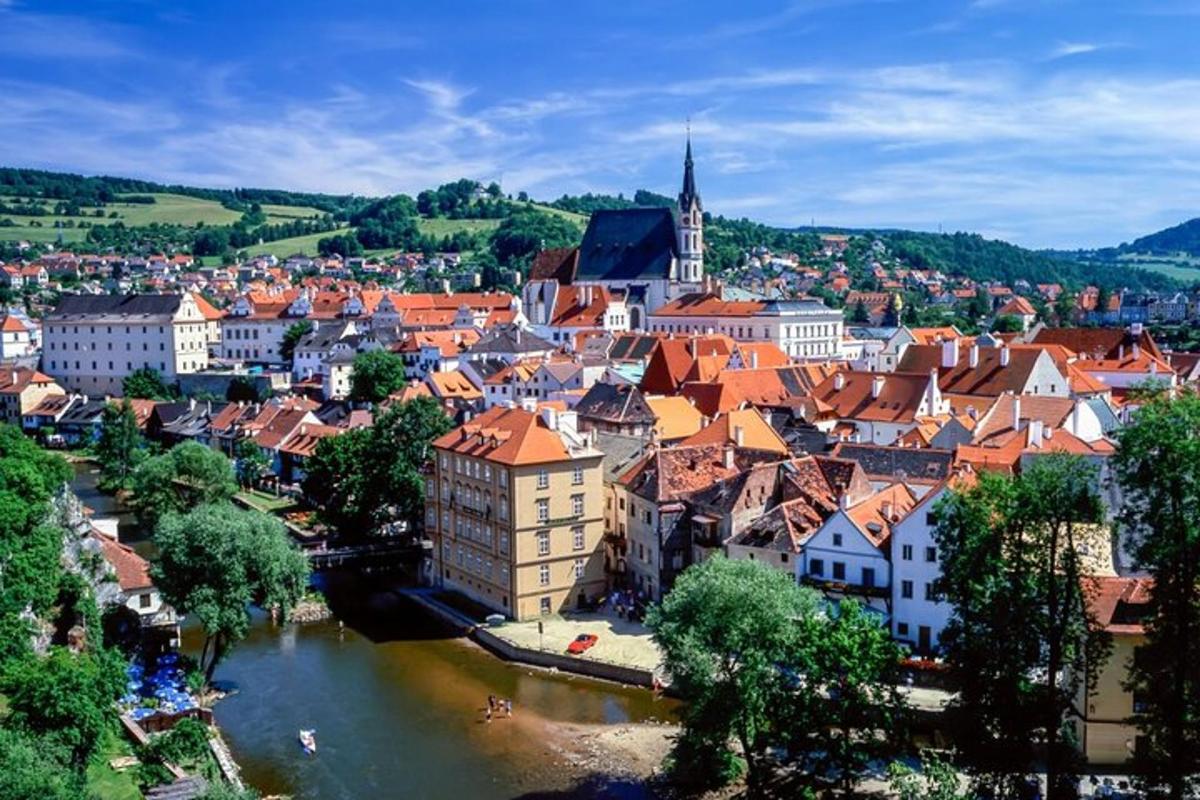 una vista di una città con un fiume e degli edifici