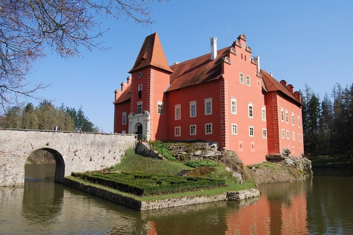 un grande edificio rosso su un'isola nell'acqua