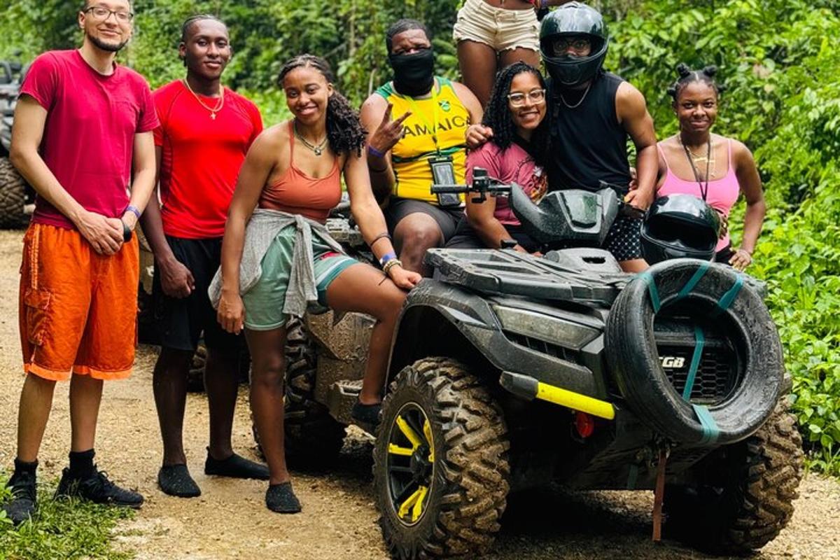 un gruppo di persone in posa per una foto su un veicolo a quattro ruote