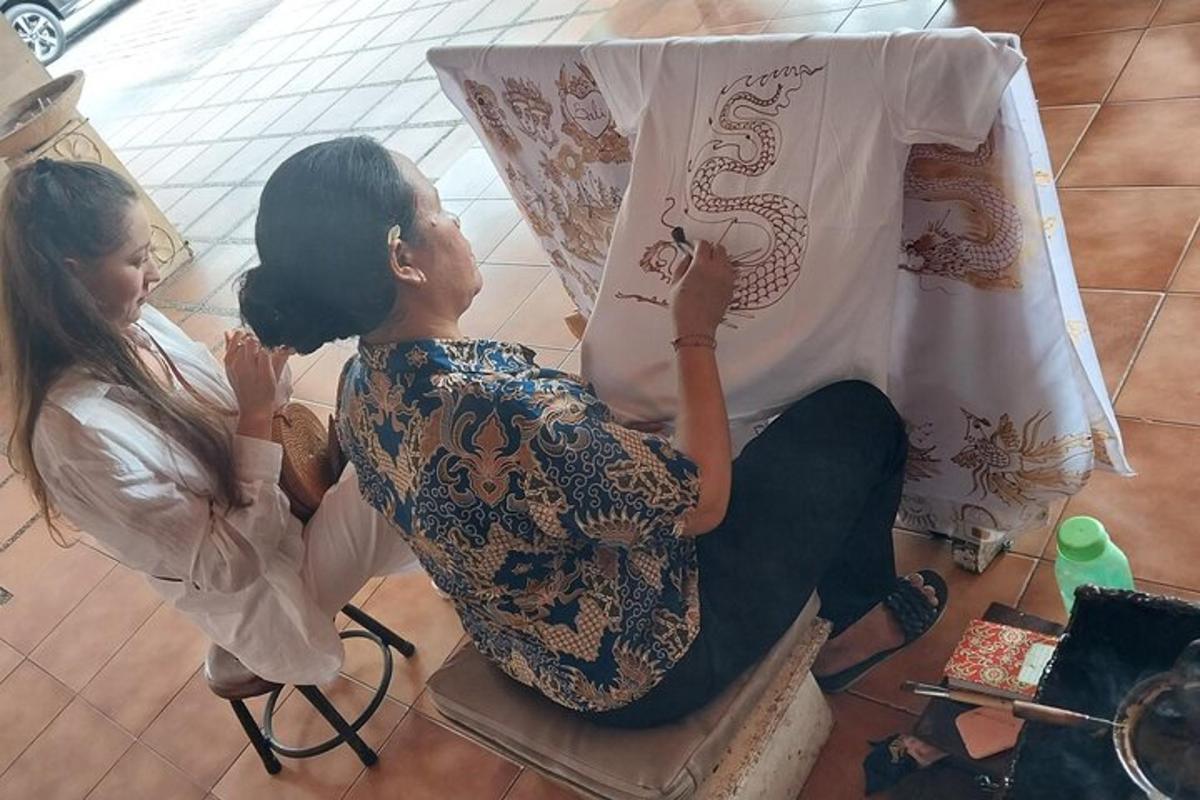 uma mulher sentada em uma cadeira ao lado de uma mulher segurando um guarda-chuva