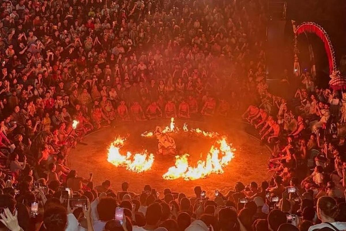 o mulțime mare de oameni care urmăresc un cerc de foc
