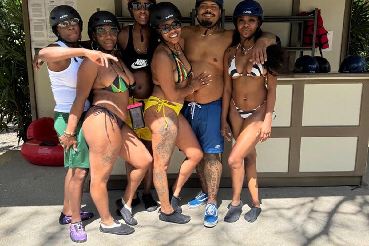 un gruppo di uomini e donne che posano per una foto