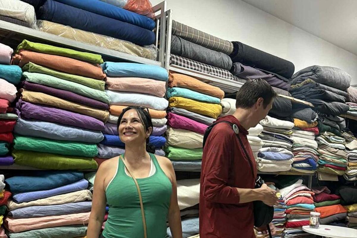 muž a žena stojaci pred vešiakom s oblečením
