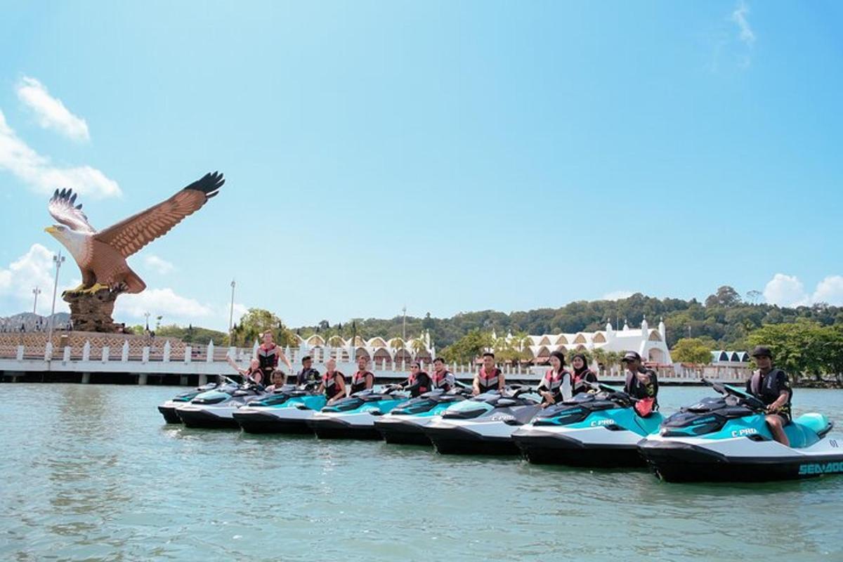 een groep mensen op waterfietsen in het water