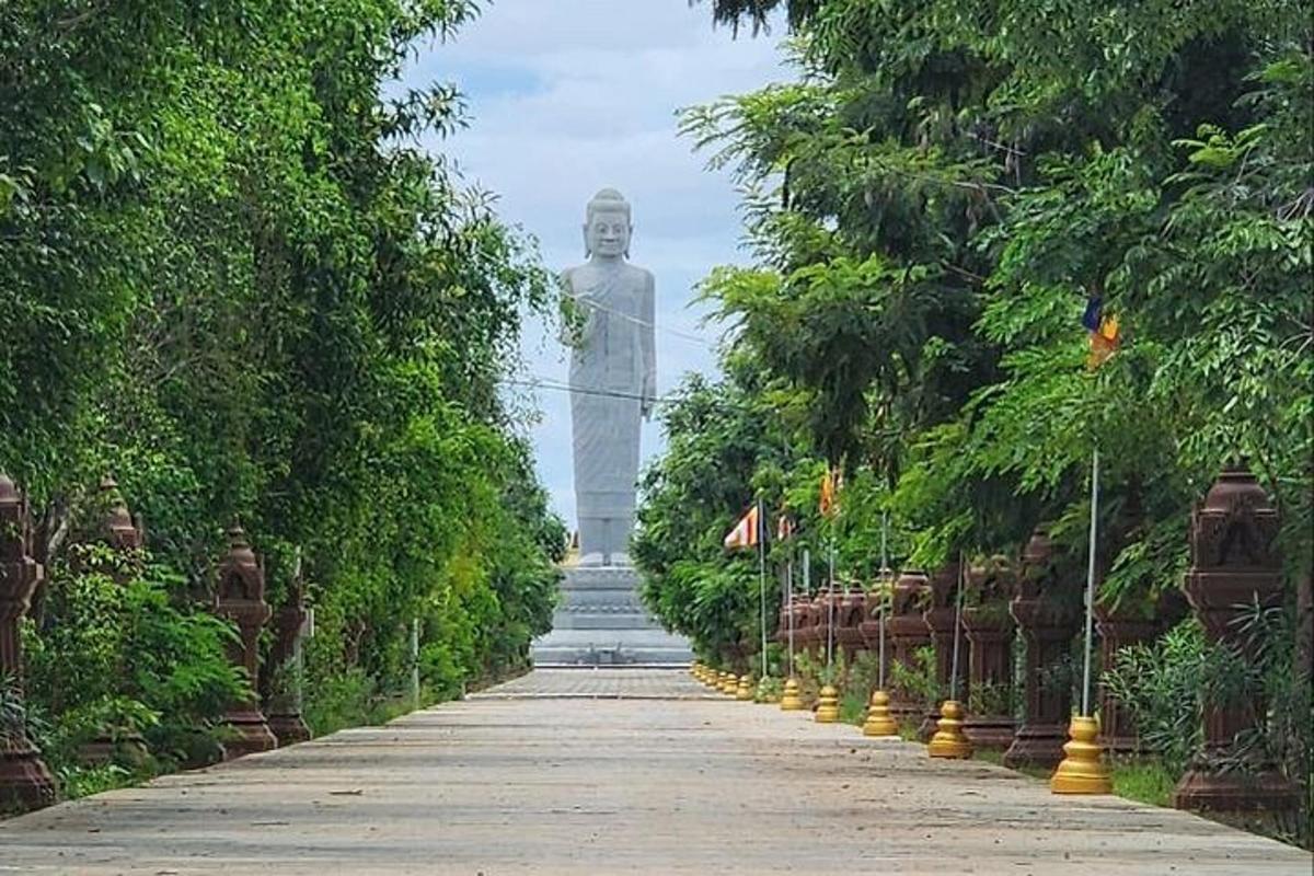 una gran estatua en medio de una pasarela