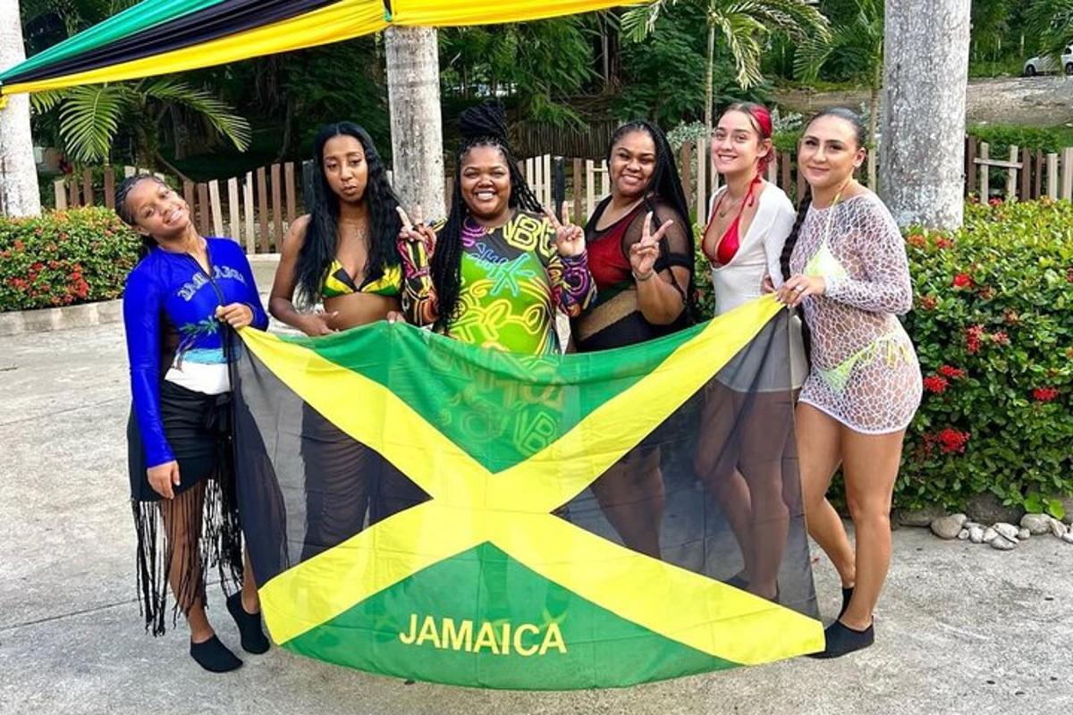 Un grupo de mujeres sostiene una bandera