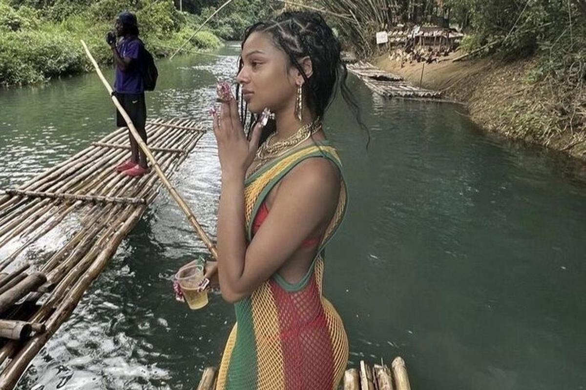 Una mujer está parada en una balsa en el agua.