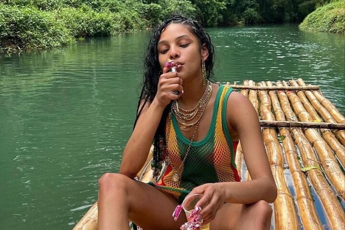 uma jovem sentada em uma jangada na água