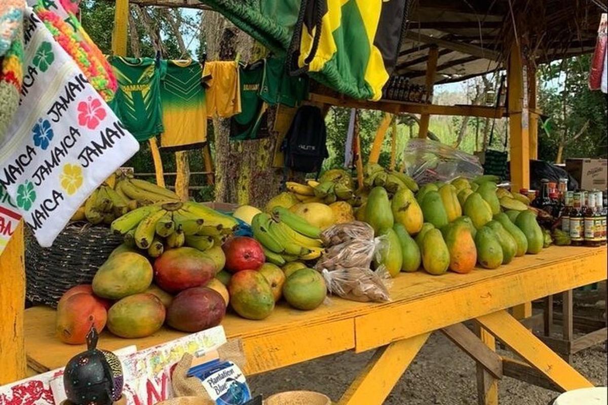 un tavolo pieno di tanta frutta e verdura