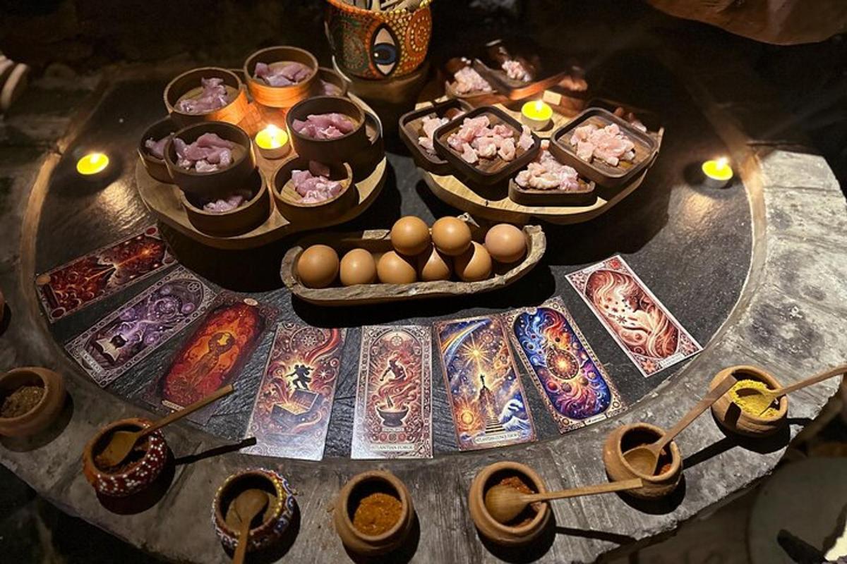 Una mesa cubierta con platos de comida y velas.