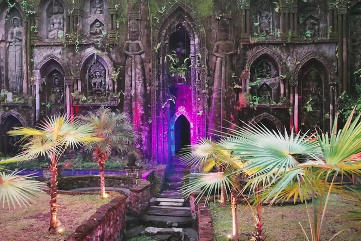 một nhà thờ có cây cọ ở phía trước