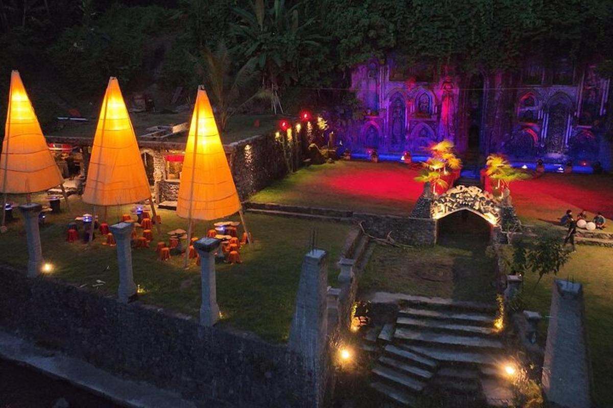 Un evento al aire libre con veleros y luces por la noche.