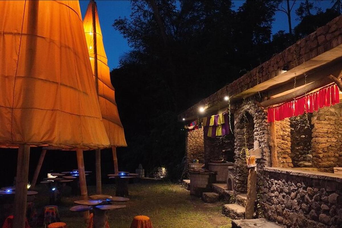 een terras met parasols naast een gebouw 's nachts